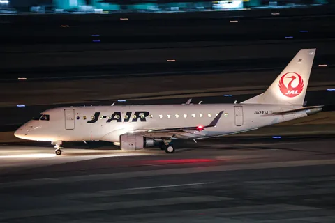 夜の滑走路を駆けるJ-AIR機