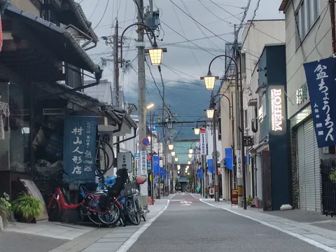 ノスタルジックな街並み、灯りが誘う