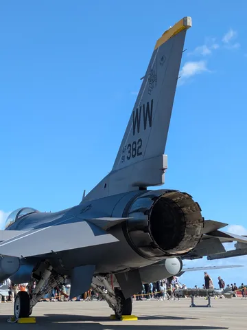 轟音の予感、青空に映える戦闘機