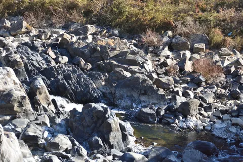 ごつごつ岩場の清流