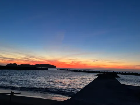 水平線に燃える夕暮れ