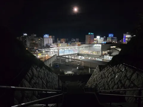 月夜に誘われる街の光景
