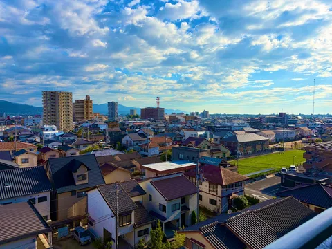 屋根の波、空の余白