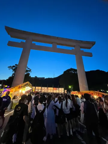 映え鳥居の下、人類大集合！