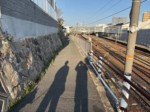 線路脇の散歩道、影に誘われて