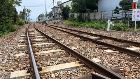 曲がる線路と静かな日常