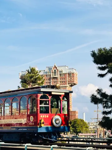レトロな電車と異国風の建物