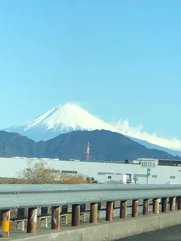 雪化粧の富士山と工場の風景