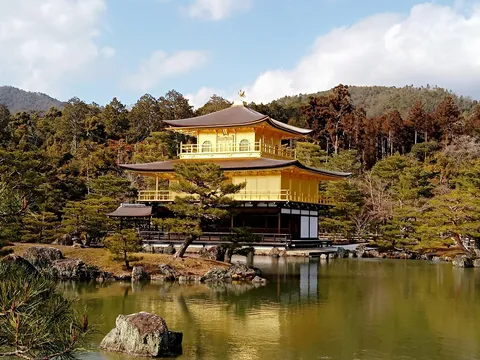 黄金に輝く寺院と水鏡