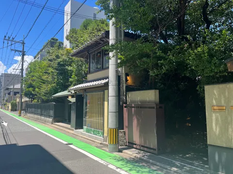 新緑とレトロ建築のコントラスト