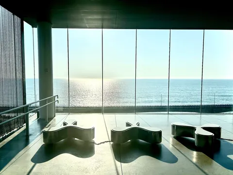 海へ抜ける静かな展望席