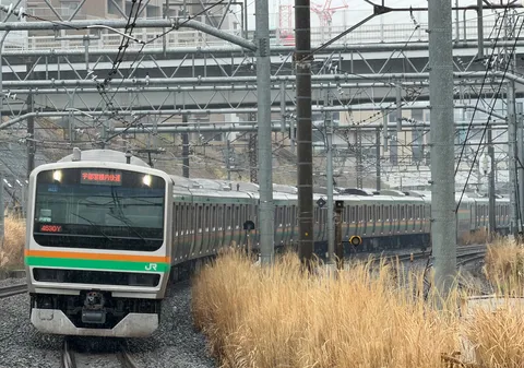 線路に吹く秋風と電車