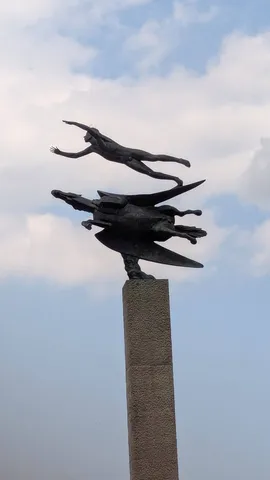 天駆ける男、空飛ぶ怪鳥