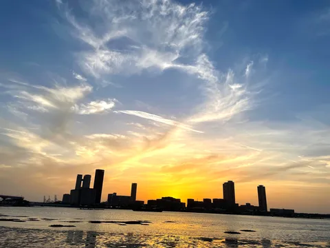 水面にほどける夕暮れ