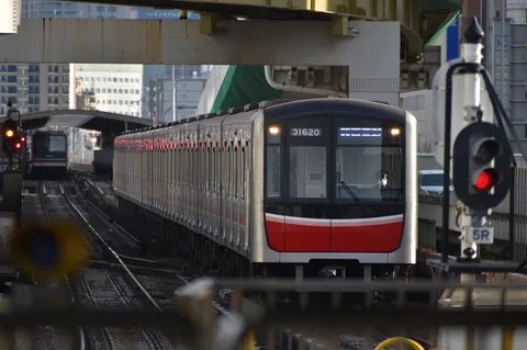 都会の静寂、列車の鼓動
