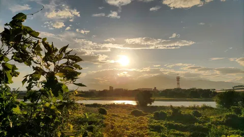 夕暮れ、川面と街並みのコントラスト