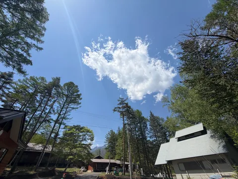 木漏れ日と山小屋の静かな休日