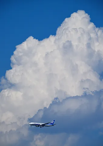青空と旅立ちの飛行機