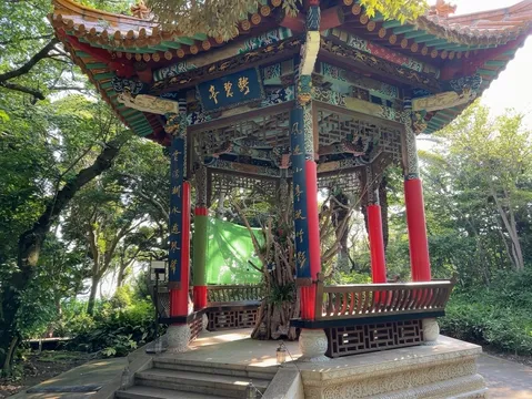 緑に包まれた東屋の静寂