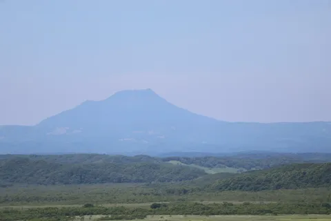 淡く霞む山並み、遠い日の記憶
