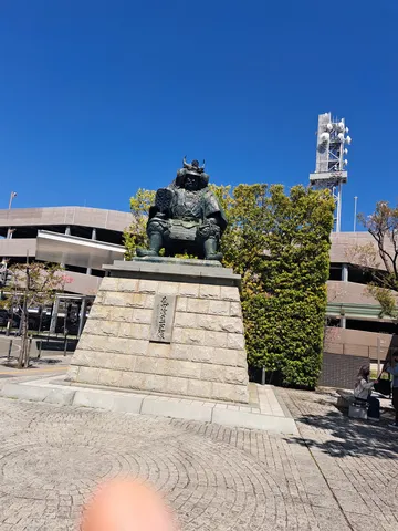 青空と、街を見守る武将像