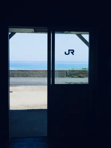 日常に溶け込む、青い海の風景