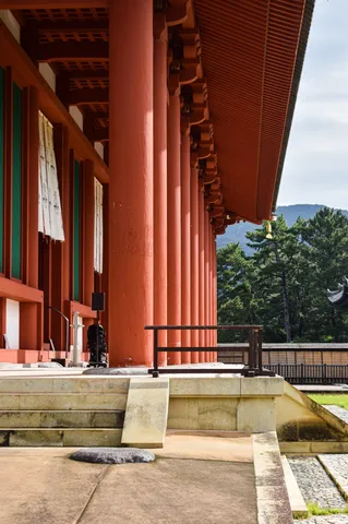赤い柱に刻む静寂の空気