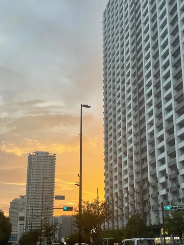 都会の空に燃える夕焼け