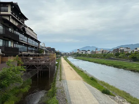 川沿いの風情ある街並み