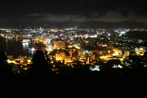 光が主役の夜のランウェイ