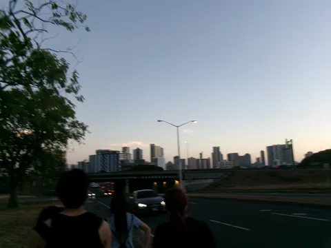 夕暮れの街並みと道ゆく人