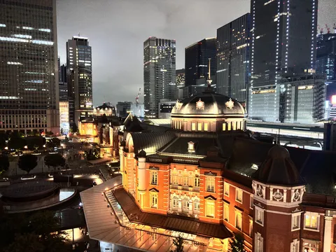 煌めく夜の駅舎と都会の光