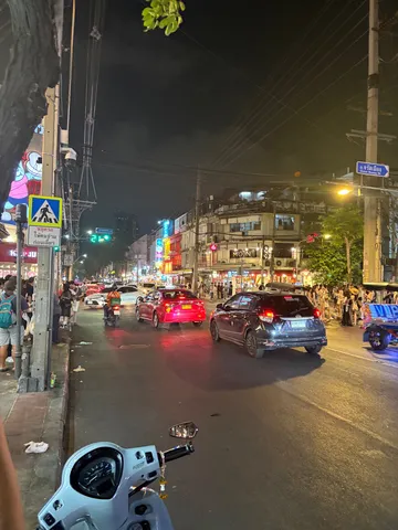 夜の街角、光の流れ