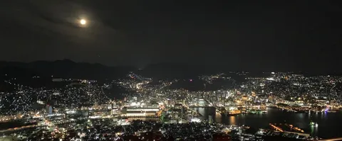 月明かりと煌めく港町の夜景