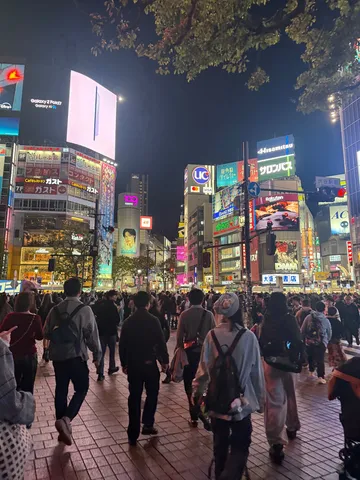 ネオン輝く夜の交差点