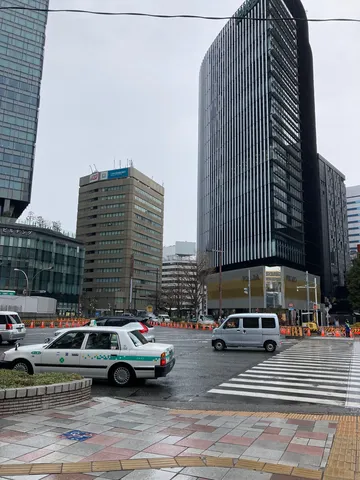 都会の雨の光と影