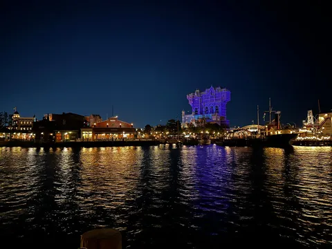 夜景に浮かぶタワーと船のシルエット