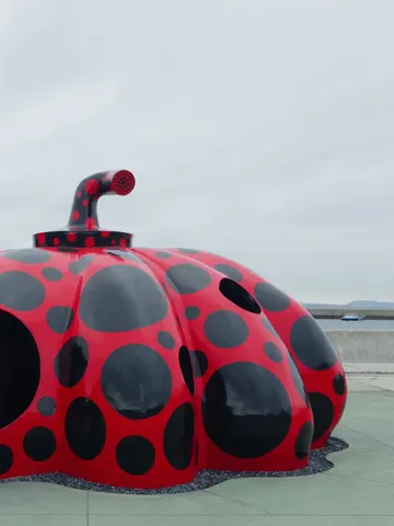 赤と黒の水玉オブジェ