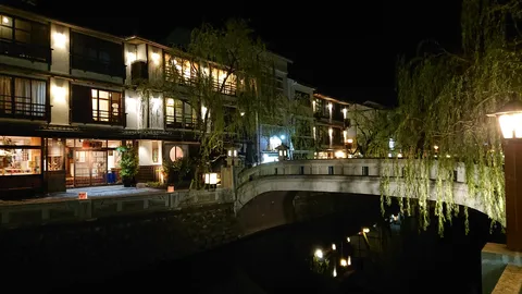 水辺に灯る、古都の夜景