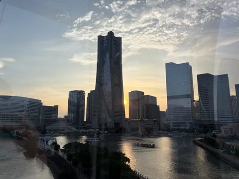 水面に揺らめく黄昏の街