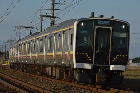 青空の下、力強く走り抜ける列車