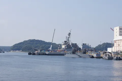 港に並ぶ軍艦と潜水艦