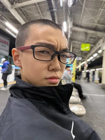 なんでしょう、その眉間のシワ
