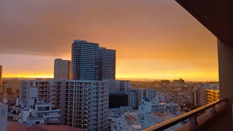 夕景を包む高層街
