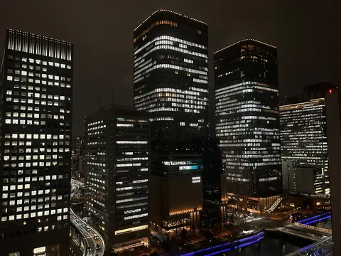 夜景ビル群の光の川