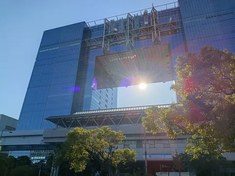 太陽と未来的な建築の邂逅