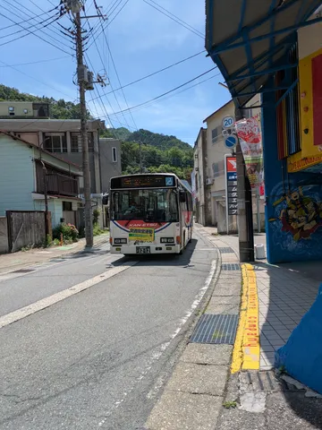 日常の風景に溶け込むバス