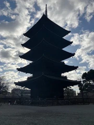 五重塔、空を仰ぐ