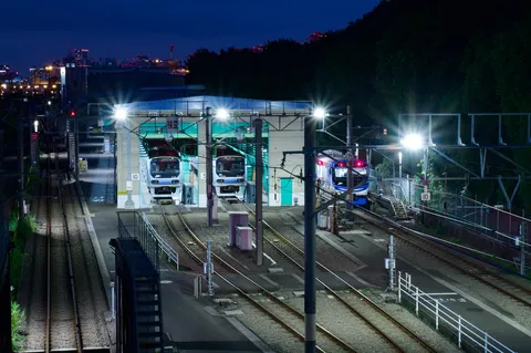 夜の鉄道基地、静寂と灯り