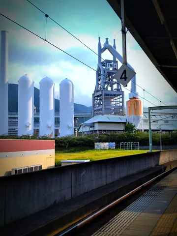 工場群と線路の静かな光景
